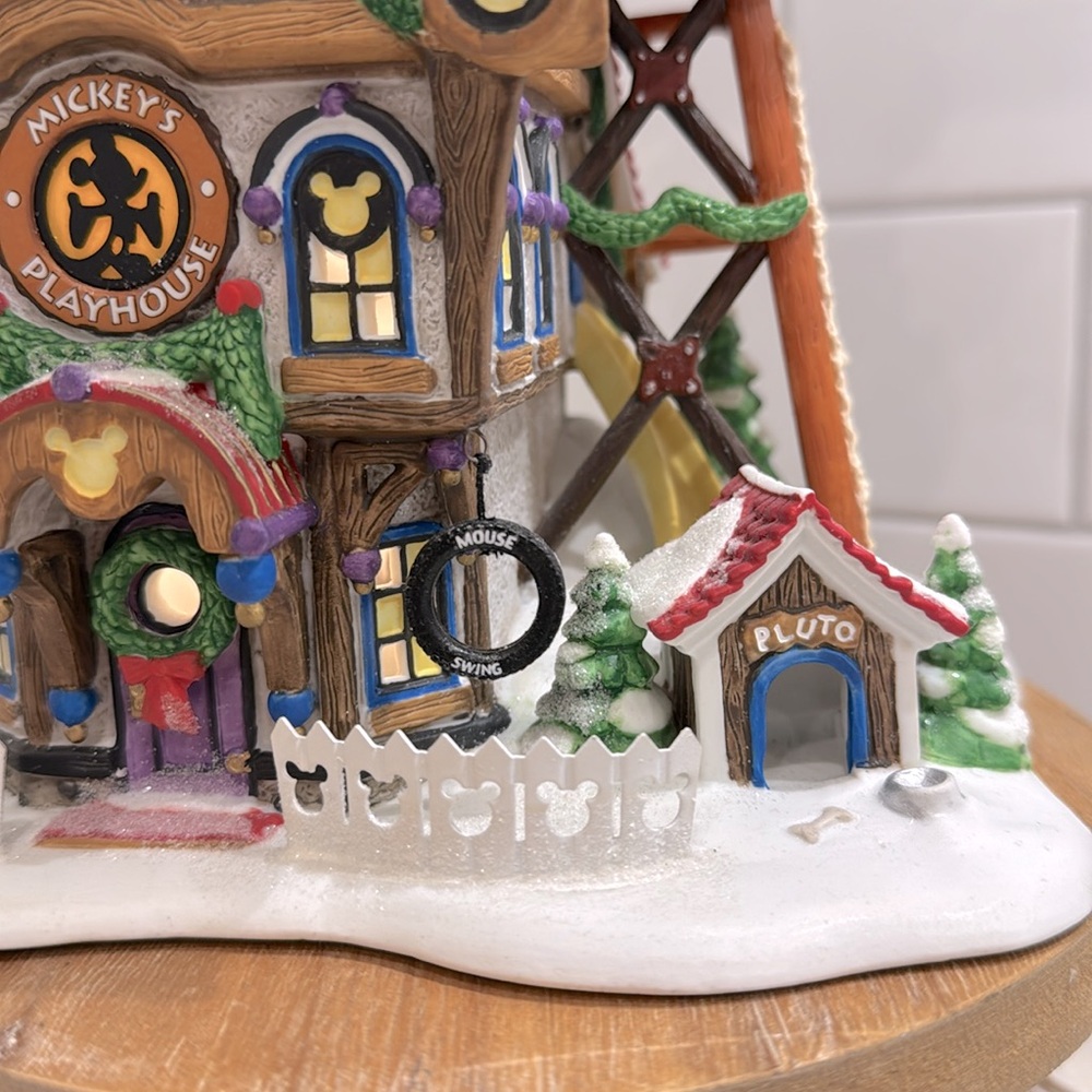 ❤️🎄❤️ Dept 56 | Mickey’s North Pole Holiday House | North Pole Series ❤️🎄❤️ - Picture 9 of 14